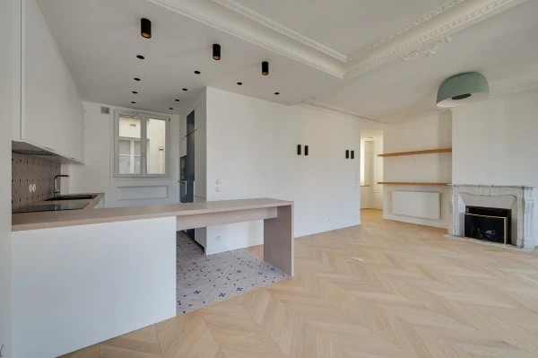 Cuisine ouverte sur pièce à vivre, plan de travail béton ciré Mercadier, Marion Millet Architecte. 