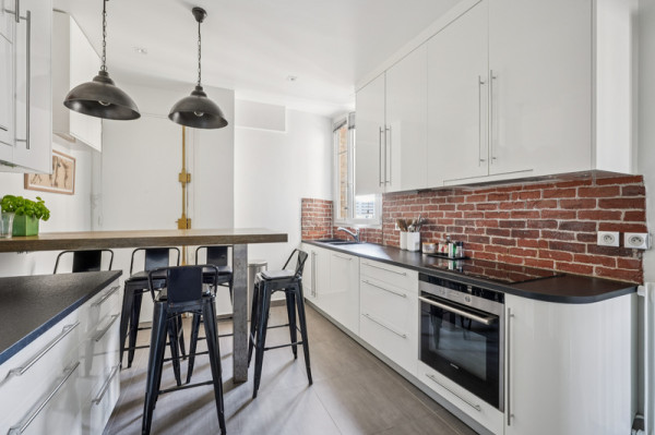 Cuisine avec crédence en briques