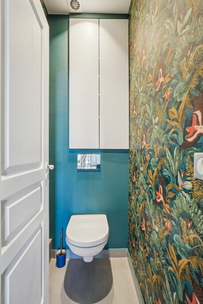 WC avec papier peint à fleurs