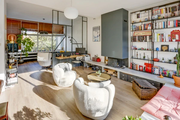 Salon, verrière sur mesure, cheminée grise, terrasse, Marion Millet architecte 