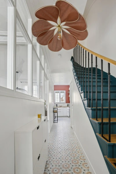 Rénovation maison Asnières sur Seine, entrée, ouverture sur salon, imitation carreaux ciment, Marion Millet Architecte. 
