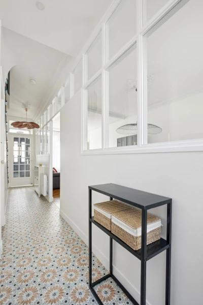 Rénovation maison Asnières sur Seine, entrée, verrière, ouverture sur salon, imitation carreaux ciment, Marion Millet Architecte. 