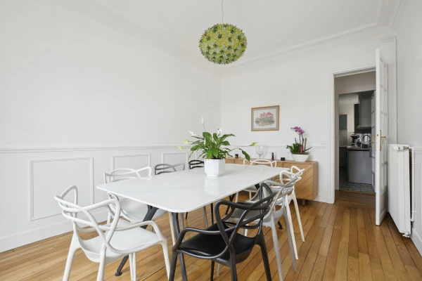 Aménagement salle à manger table porcelanosa chaises Masters Kartell Marion Millet Architecte 