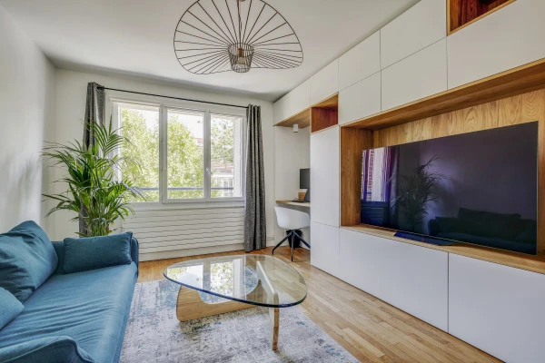 Meuble TV sur mesure, niches en chêne, espace télétravail, Courbevoie, Marion Millet Architecte.