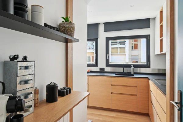 Cuisine sur mesure chêne et granit noir, Marion Millet Architecte