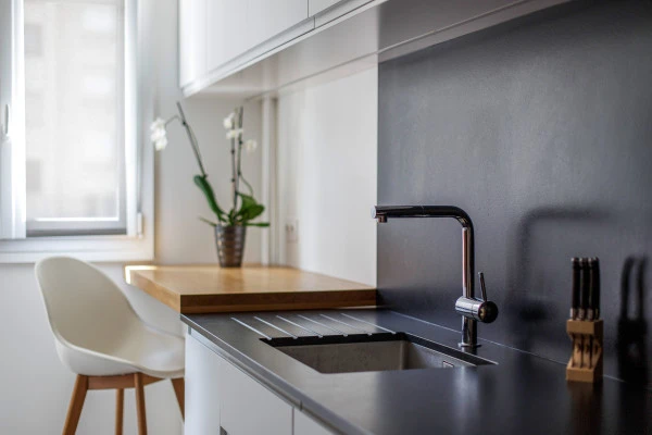 Rénovation cuisine, aménager un coin repas, plans en chêne et granit noir, Marion Millet Architecte. 
