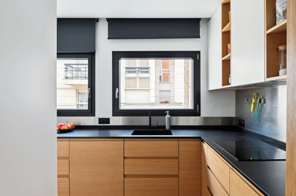 Cuisine sur mesure chêne et granit noir, Marion Millet Architecte