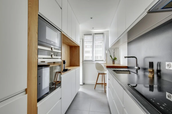 Aménagement cuisine, Meubles Ikea et sur mesure, Niche en chêne, granit noir, Marion Millet Architecte.