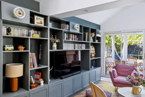 Meuble Tv sur mesure. Green smoke, Farrow and Ball.