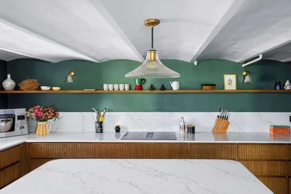 Rénovation cuisine, Meuble chêne rainuré.
