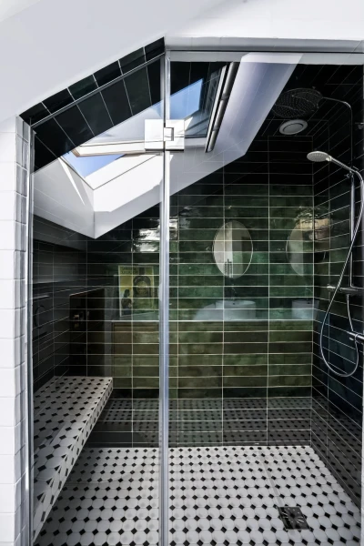Douche à l'italienne en sous pente. 